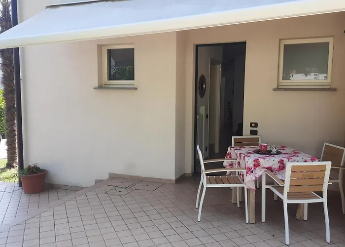 Villa Sara - Lake View, Garden & Private Parking